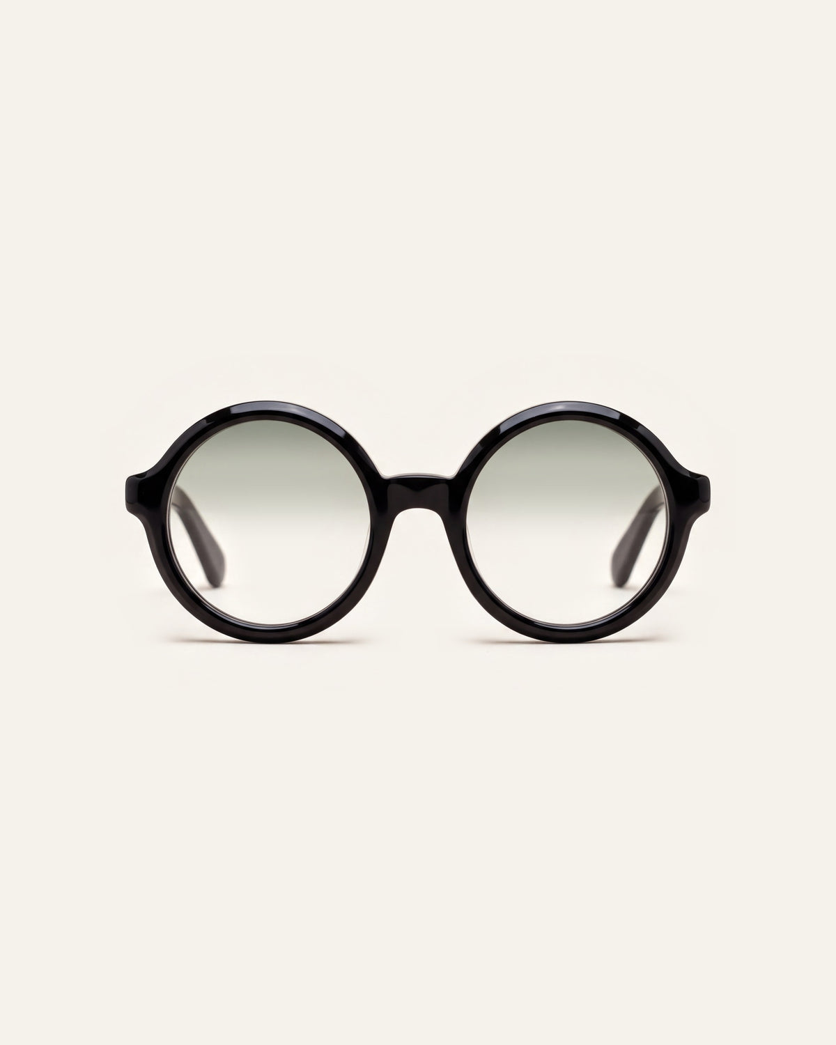 Rakel in black, front, Sage lenses